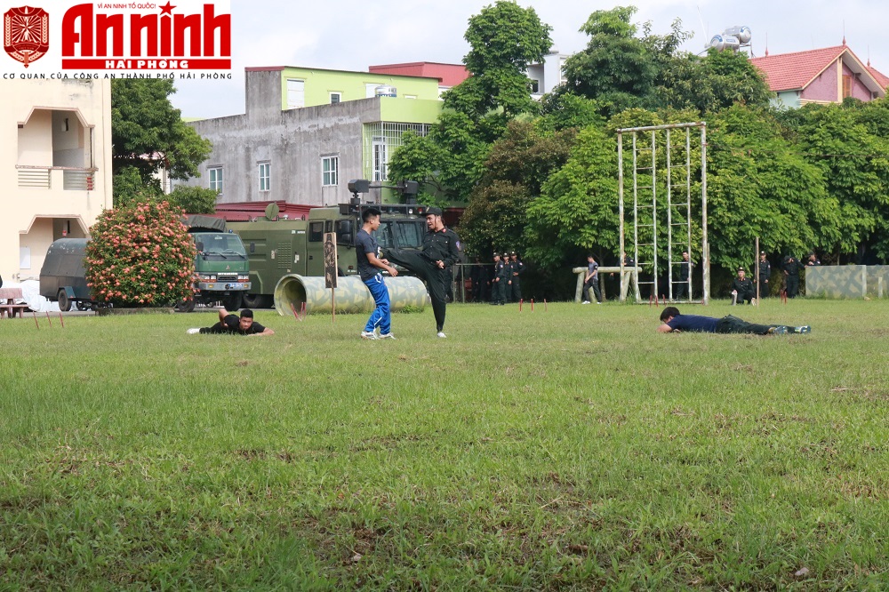 Tiểu đoàn Cảnh sát Cơ động triển khai các động tác kỹ thuật đánh tình huống