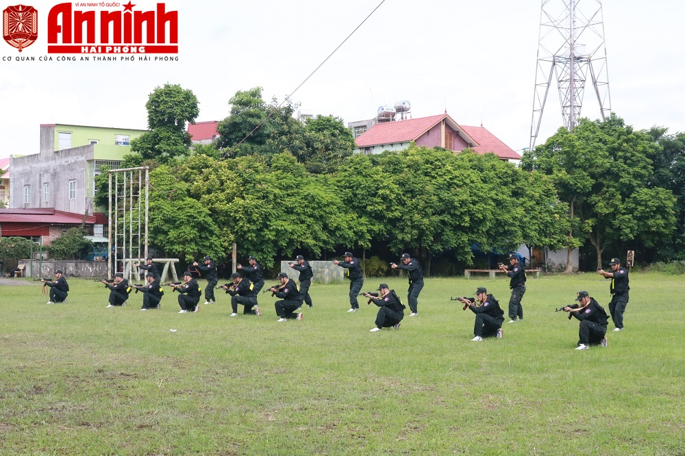 Tiểu đoàn Cảnh sát Cơ động thực hiện kỹ thuật vận động bắn ứng dụng 5 tư thế của Cảnh sát Đặc nhiệm