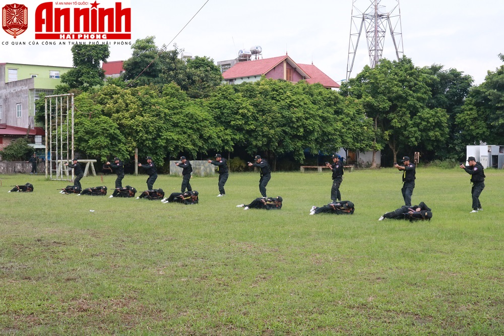 Tiểu đoàn Cảnh sát Cơ động thực hiện kỹ thuật vận động bắn ứng dụng 5 tư thế của Cảnh sát Đặc nhiệm