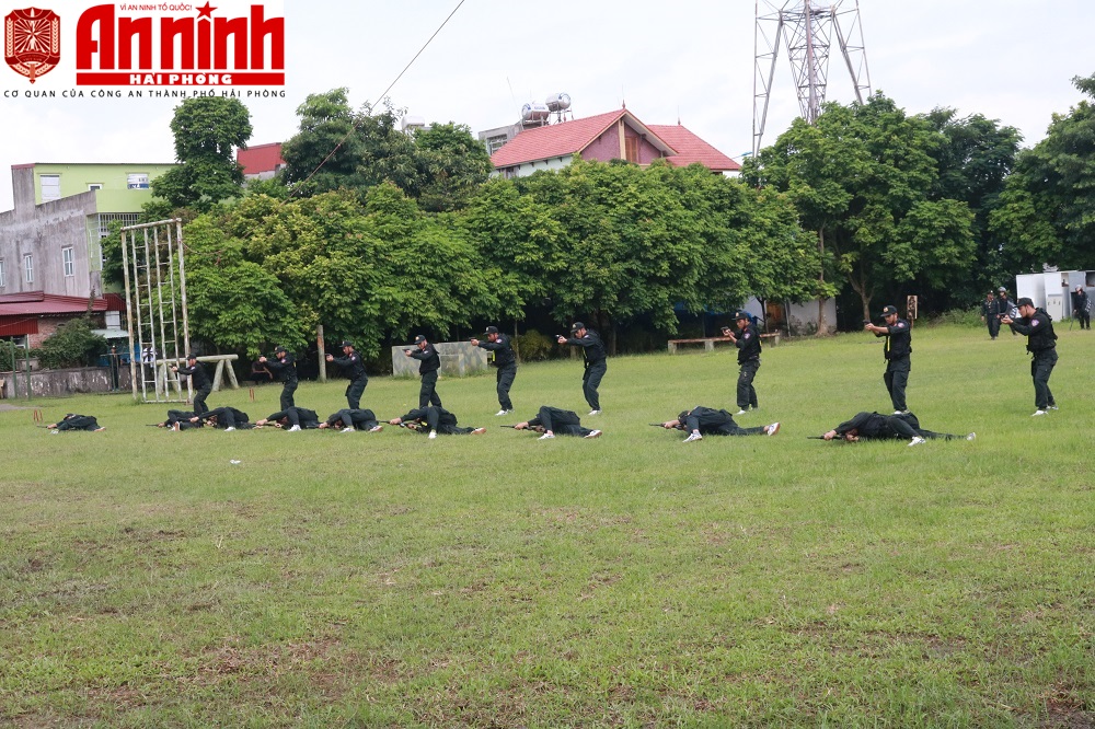 Tiểu đoàn Cảnh sát Cơ động thực hiện kỹ thuật vận động bắn ứng dụng 5 tư thế của Cảnh sát Đặc nhiệm