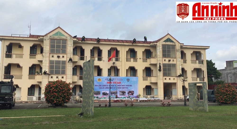 Tiểu đoàn Cảnh sát Cơ động thực hiện kỹ thuật đổ bộ xuống dây xuôi, ngược, ngang, chạy trên tường