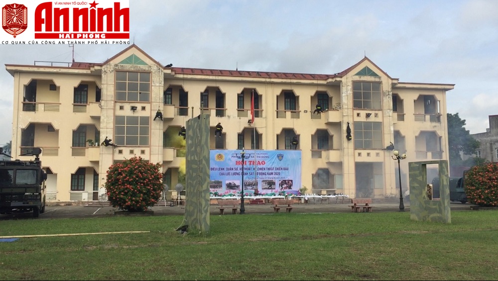 Tiểu đoàn Cảnh sát Cơ động thực hiện kỹ thuật đổ bộ xuống dây xuôi, ngược, ngang, chạy trên tường