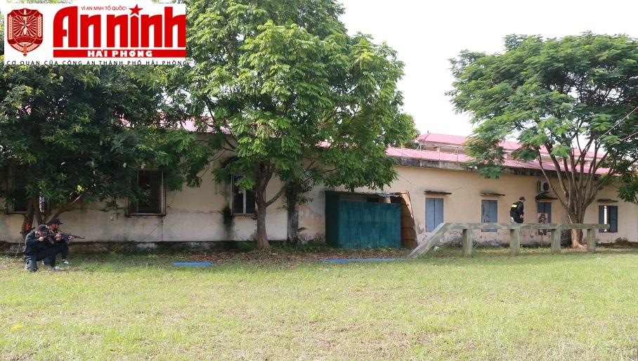 Tiểu đoàn Cảnh sát Cơ động thực hiện kỹ thuật vượt vật cản mô hình K100