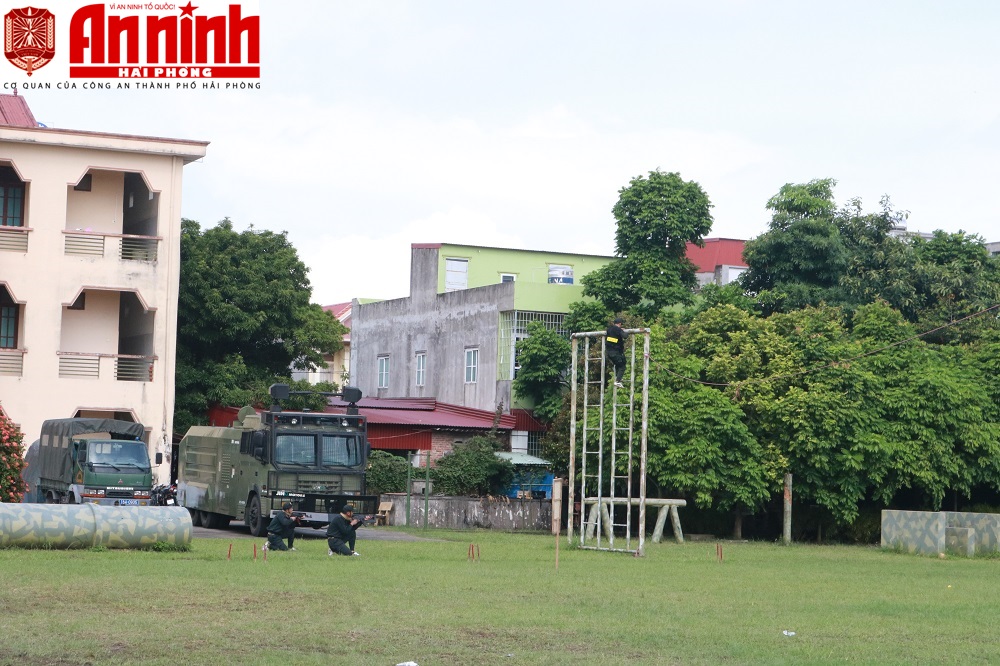 Tiểu đoàn Cảnh sát Cơ động thực hiện kỹ thuật vượt vật cản mô hình K100