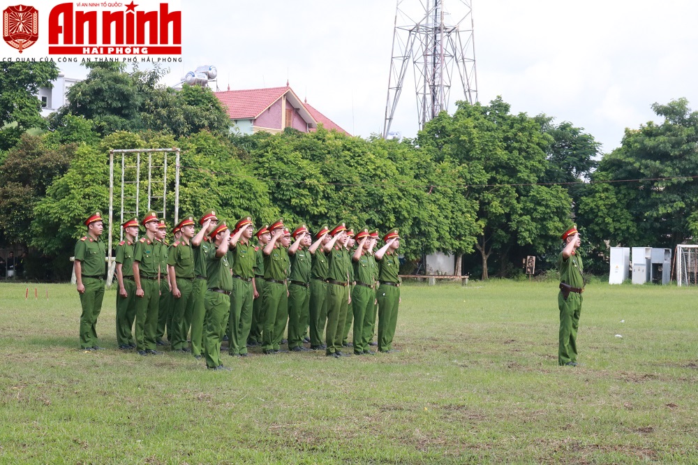 Khối liên quân thực hiện các động tác điều lệnh đội ngũ tay không, nghi lễ Chào cờ Tổ quốc có chủ lễ