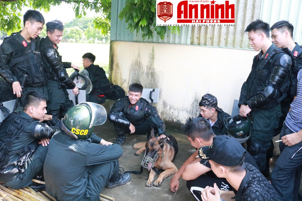 Sau hội thao, CBCS Cảnh sát Cơ động giải lao cùng ''cảnh khuyển''