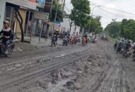 Xã Đồng Thái (huyện An Dương) Kịp thời thu dọn nhiều bùn đất rơi vãi trên đường An Kim Hải