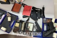 Vận động doanh nghiệp giao nộp 5 khẩu súng