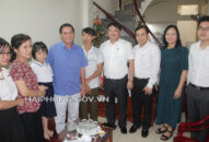 Chủ tịch UBND thành phố thăm, tặng quà một số trẻ em có hoàn cảnh khó khăn nhân dịp Tết Trung thu 2020