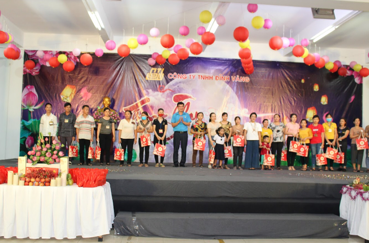 Đồng chí Nguyễn Công Hòa tặng quà các gia đình công nhân có hoàn cảnh khó khăn