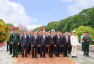 Thủ tướng Chính phủ Nguyễn Xuân Phúc cùng lãnh đạo thành phố dâng hương tưởng nhớ các Anh hùng Liệt sĩ thành phố và đồng chí Nguyễn Đức Cảnh