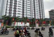 Hơn 300 cờ Tổ quốc được treo trang trọng tại chung cư HH4