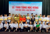 Trao học bổng cho 30 học sinh có hoàn cảnh đặc biệt khó khăn