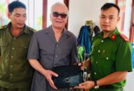 Trao trả tài sản cho du khách bỏ quên tại Khu bảo tồn bãi cọc Cao Quỳ