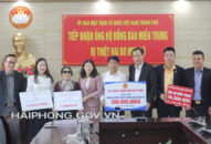 Ủy ban MTTQ Việt Nam thành phố tiếp nhận ủng hộ đồng bào miền Trung bị thiệt hại do mưa lũ