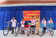Hội Phụ nữ Phòng CSGT đường bộ-đường sắt tuyên truyền, giáo dục pháp luật về trật tự ATGT và tặng quà cho học sinh có hoàn cảnh khó khăn