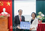 Quan tâm, động viên cán bộ, giáo viên Trường Khiếm thính nhân dịp 20-11