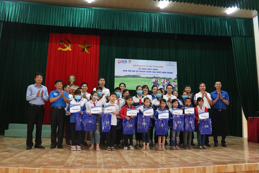 Lãnh đạo Ngân hàng SCB và Quỹ Bảo trợ trẻ em Hải Phòng trao quà tặng học sinh xã Cấp Tiến (Tiên Lãng) 