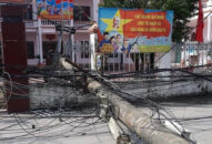 Xe cẩu kéo đổ gãy 2 cột điện