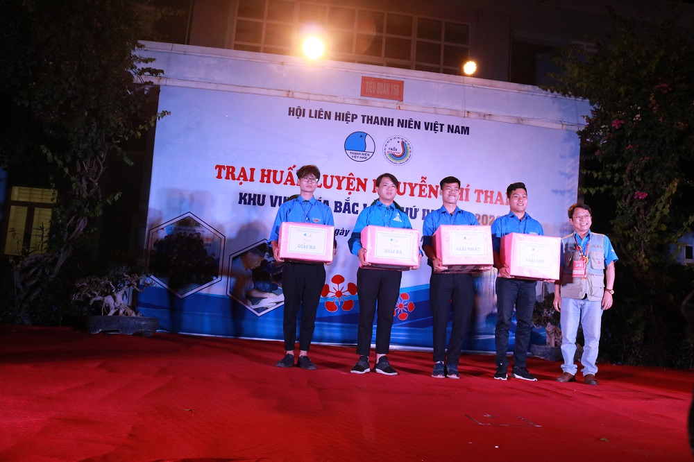 trao thưởng cho các đội chơi có thành tích xuất sắc.