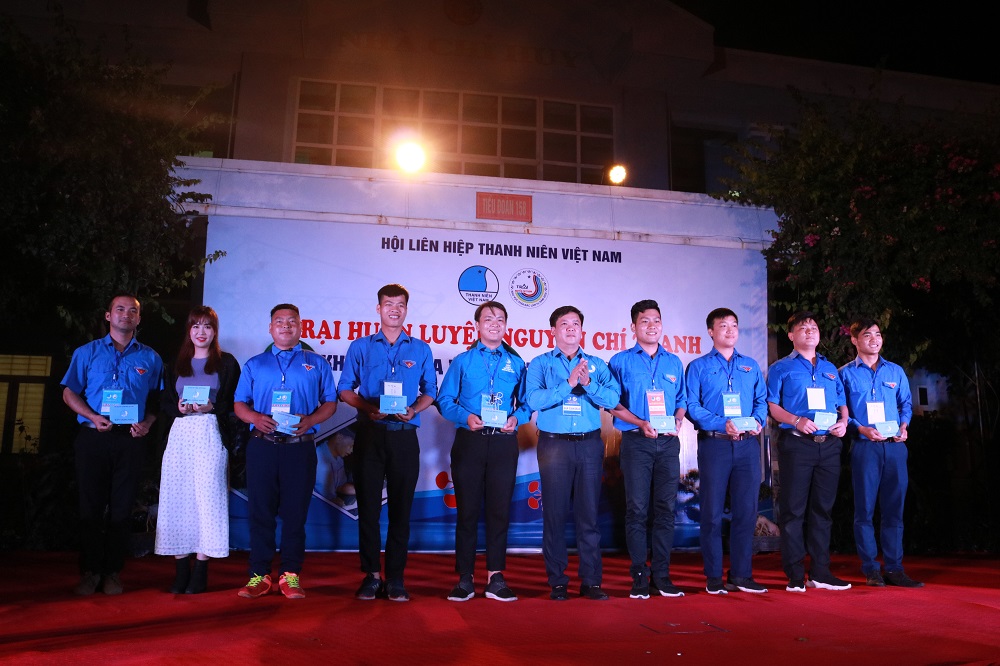 trao giấy Chứng nhận cho các trại sinh đã hoàn thành Trại Nguyễn Chí Thanh khu vực miền Bắc lần thứ 4, năm 2020