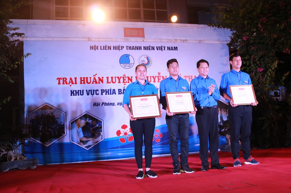 tặng bằng khen Nhất, Nhì, Ba toàn đoàn cho 4 đơn vị