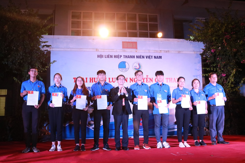 trao giấy chứng nhận cho các trại sinh đã hoàn thành Trại Nguyễn Chí Thanh khu vực phía Bắc lần thứ 4, năm 2020