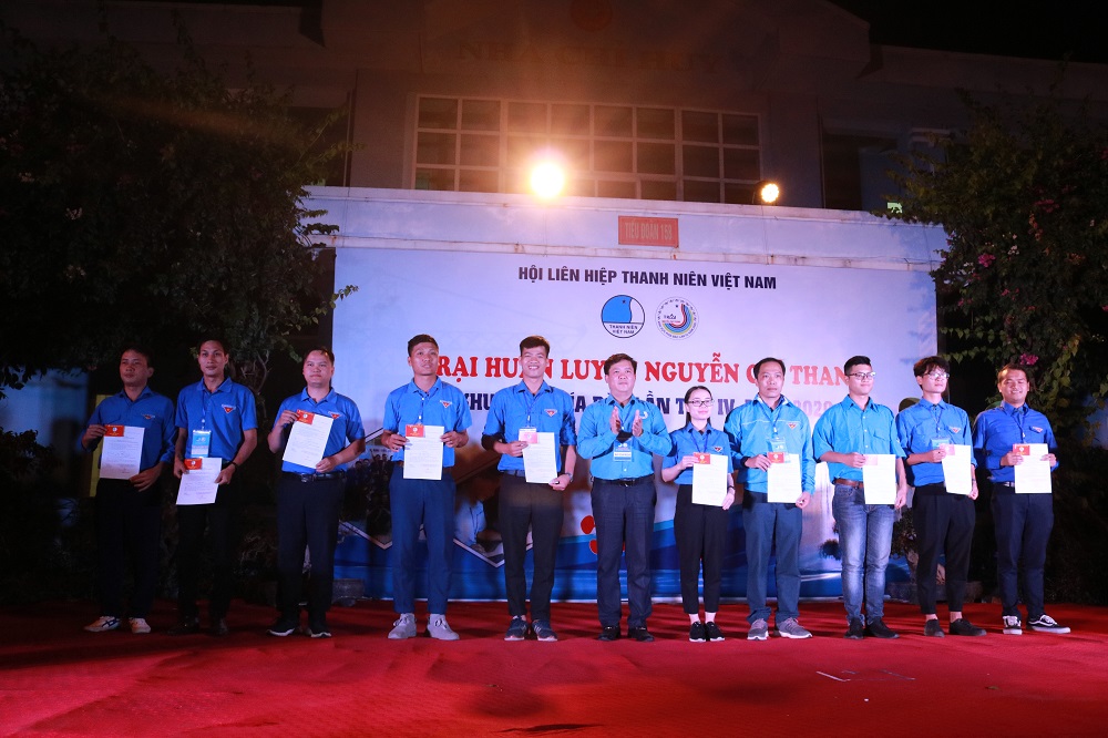 trao giấy chứng nhận cho các trại sinh đã hoàn thành Trại Nguyễn Chí Thanh khu vực phía Bắc lần thứ 4, năm 2020