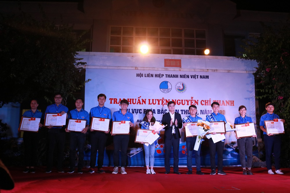 Đồng chí Nguyễn Tường Lâm - Phó Chủ tịch thường trực Trung ương Hội LHTN Việt Nam trao Bằng khen, tặng hoa các trại sinh lọt vào top 10 huấn luyện viên xuất sắc của Trại “Nguyễn Chí Thanh” khu vực phía Bắc lần thứ 4, năm 2020