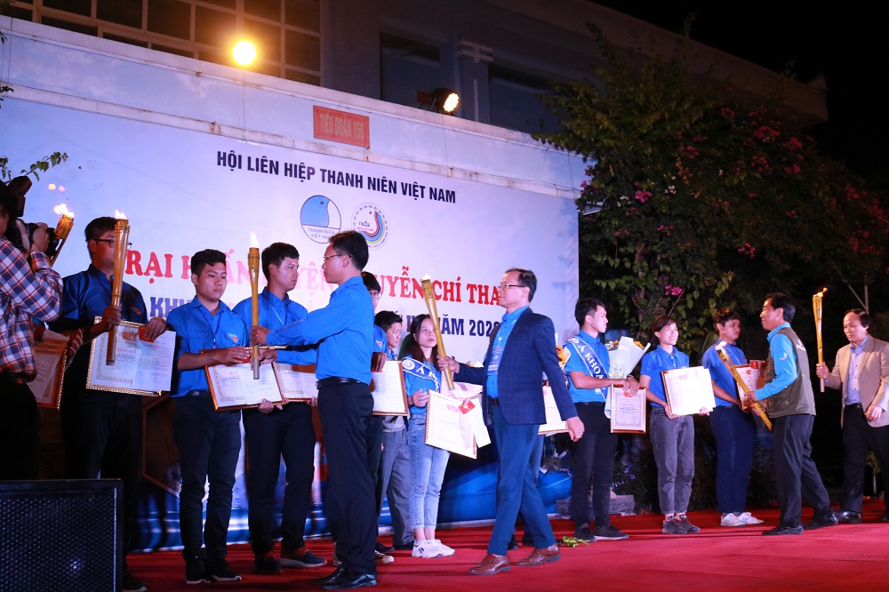 Trao đuốc cho các huấn luyện viên mới