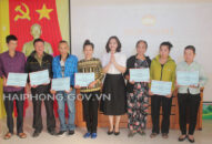 Ủy ban MTTQ Việt Nam quận Lê Chân trao kinh phí hỗ trợ vốn phát triển sản xuất tặng hộ cận nghèo