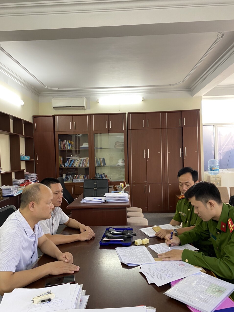 CBCS Đội 3, Phòng PC06 – CATP lập biên bản, tiếp nhận súng công cụ hỗ trợ từ các cơ quan, doanh nghiệp giao nộp