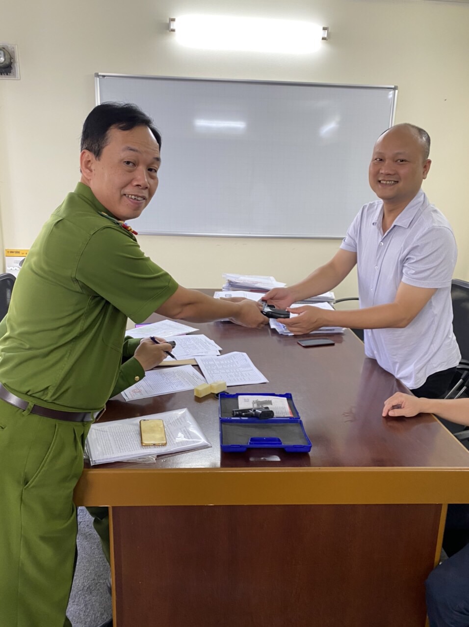 CBCS Đội 3, Phòng PC06 – CATP lập biên bản, tiếp nhận súng công cụ hỗ trợ từ các cơ quan, doanh nghiệp giao nộp