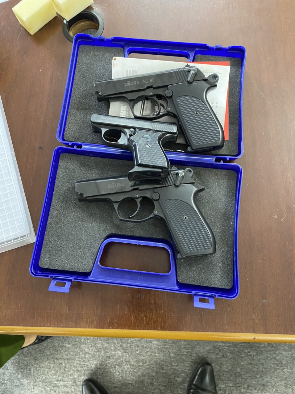 3 khẩu súng công cụ hỗ trợ do Cty Cổ phần Tư vấn Kim Minh và Văn phòng Công chứng Kim Minh tự nguyện giao nộp