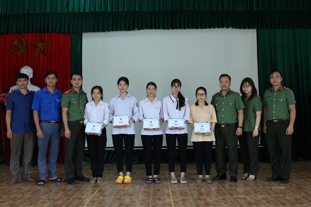 Đoàn Thanh niên Phòng An ninh Kinh tế tham gia cùng Đoàn Thanh niên CATP tặng quà cho các em học sinh có hoàn cảnh khó khăn tham gia kỳ thi tốt nghiệp THPT Quốc gia