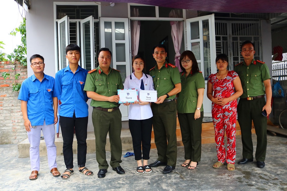 Đoàn Thanh niên Phòng An ninh Kinh tế tham gia cùng Đoàn Thanh niên CATP tặng quà cho các em học sinh có hoàn cảnh khó khăn tham gia kỳ thi tốt nghiệp THPT Quốc gia