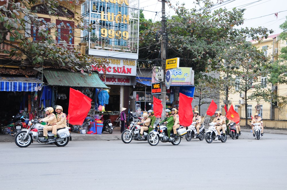 Lực lượng CSGT CAH An Lão ra quân bảo đảm trật tự an toàn giao thông