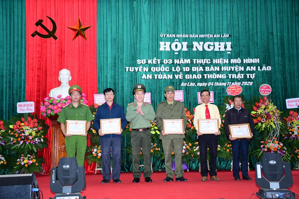 Các tập thể, cá nhân được biểu dương khen thưởng tại hội nghị sơ kết 3 năm xây dựng, thực hiện mô hình phong trào tuyến QL10 địa bàn huyện An Lão an toàn về giao thông trật tự