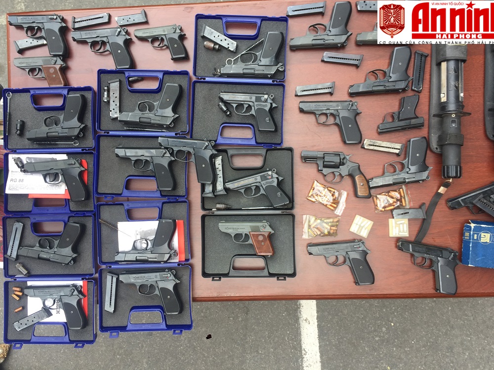 Đại tá Bùi Trung Thành – Phó Giám đốc CATP cùng lãnh đạo Phòng Cảnh sát QLHC về TTXH kiểm tra VK, VLN, CCHT các cơ quan, đơn vị, doanh nghiệp tự nguyện giao nộp