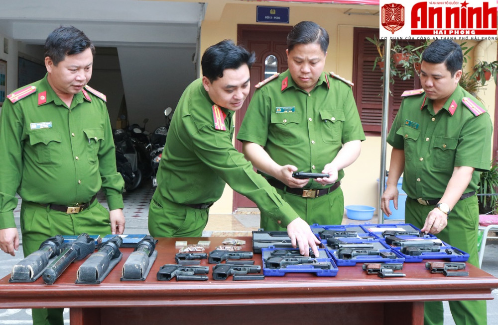 Đại tá Bùi Trung Thành – Phó Giám đốc CATP cùng lãnh đạo Phòng Cảnh sát QLHC về TTXH kiểm tra VK, VLN, CCHT các cơ quan, đơn vị, doanh nghiệp tự nguyện giao nộp