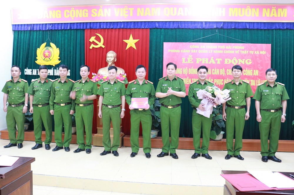 Đại tá Bùi Trung Thành – Phó Giám đốc CATP biểu dương CBCS Phòng PC06 có thành tích xuất sắc trong công tác vận động, thu hồi VK – VLN – CCHT