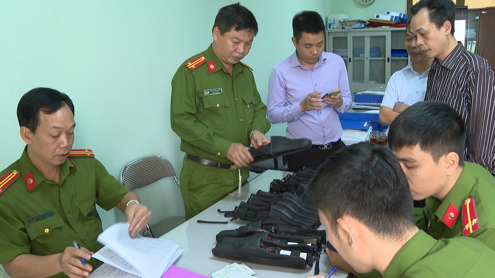 Lãnh đạo, CBCS, Phòng Cảnh sát QLHC về TTXH – CATP cùng CBCS đơn vị lập biên bản, tiếp nhận súng, đạn công cụ hỗ trợ các loại từ các doanh nghiệp tự nguyện giao nộp