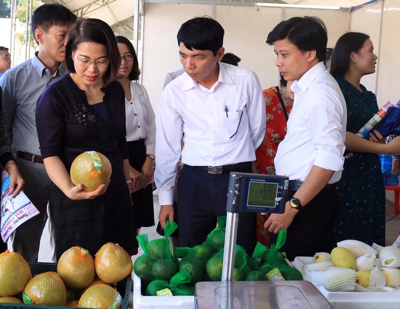 Phiên chợ có trên 20 gian hàng Việt với nhiều sản phẩm hàng hóa đa dạng, phong phú