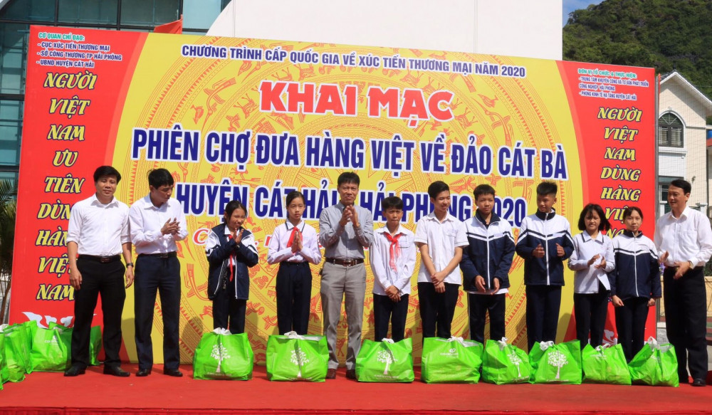 Ban tổ chức trao quà tặng các em học sinh