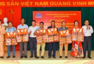 Ban Chỉ đạo Cuộc vận động “Văn hóa giao thông với bình yên sông nước” trao tặng 200 áo phao cho các mô hình Bến đò Văn hóa-An toàn