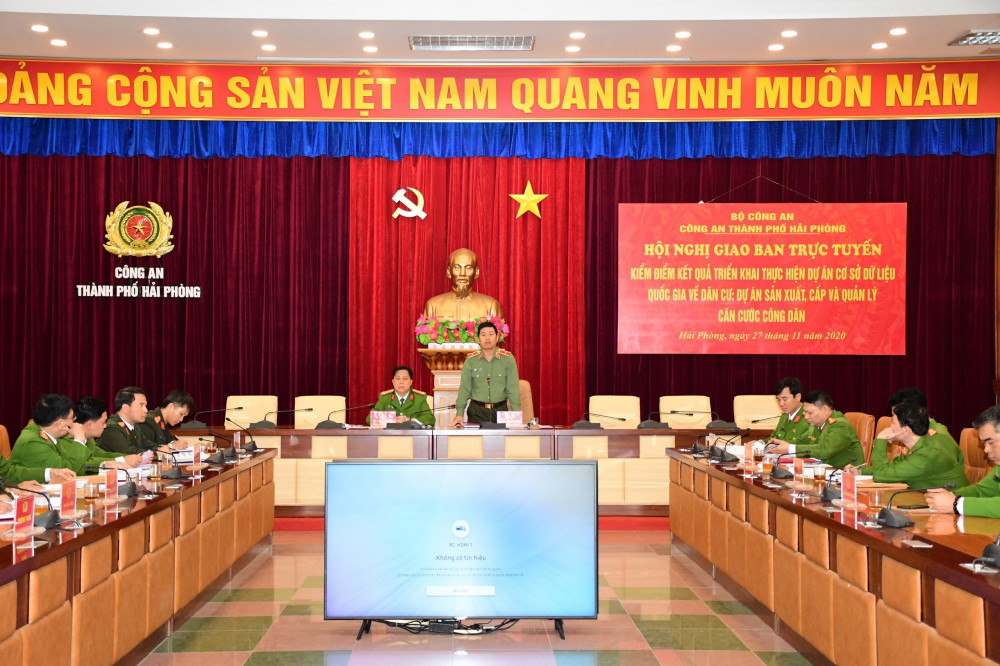 Thiếu tướng Vũ Thanh Chương - Bí thư Đảng ủy, Giám đốc CATP phát biểu chỉ đạo Công an các đơn vị, địa phương đẩy nhanh tiến độ triều khai 2 dự án ngay sau hội nghị trực tuyến của Bộ Công an