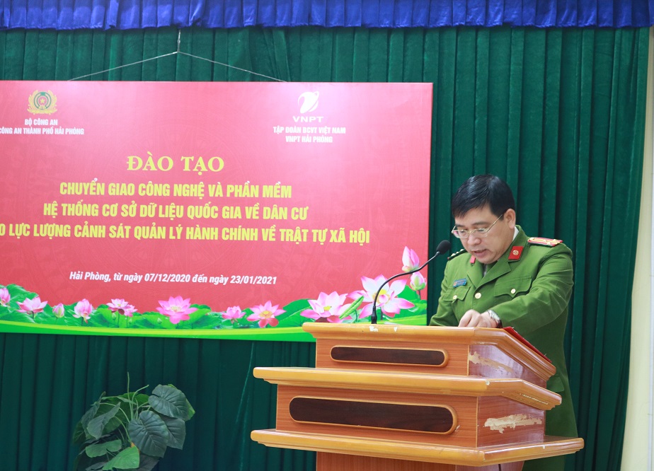 Thượng tá Nguyễn Đăng Quang – Phó trưởng phòng PC06 đã quán triệt đến các học viên một nội dung chỉ đạo của Giám đốc CATP