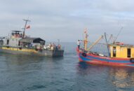 Bộ đội biên phòng thành phố lai dắt tàu cá của ngư dân bị hỏng máy trôi dạt trên biển Bạch Long Vĩ vào bờ an toàn