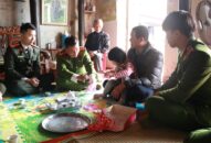 Liên Chi đoàn các phòng PC10, PX03, PA09: Trao kinh phí “Cùng em đến trường” tặng cháu Nguyễn Thị Hoàng Ngân