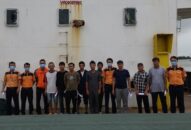 Cứu 11 người rơi xuống biển do tàu hàng va vào đá ngầm